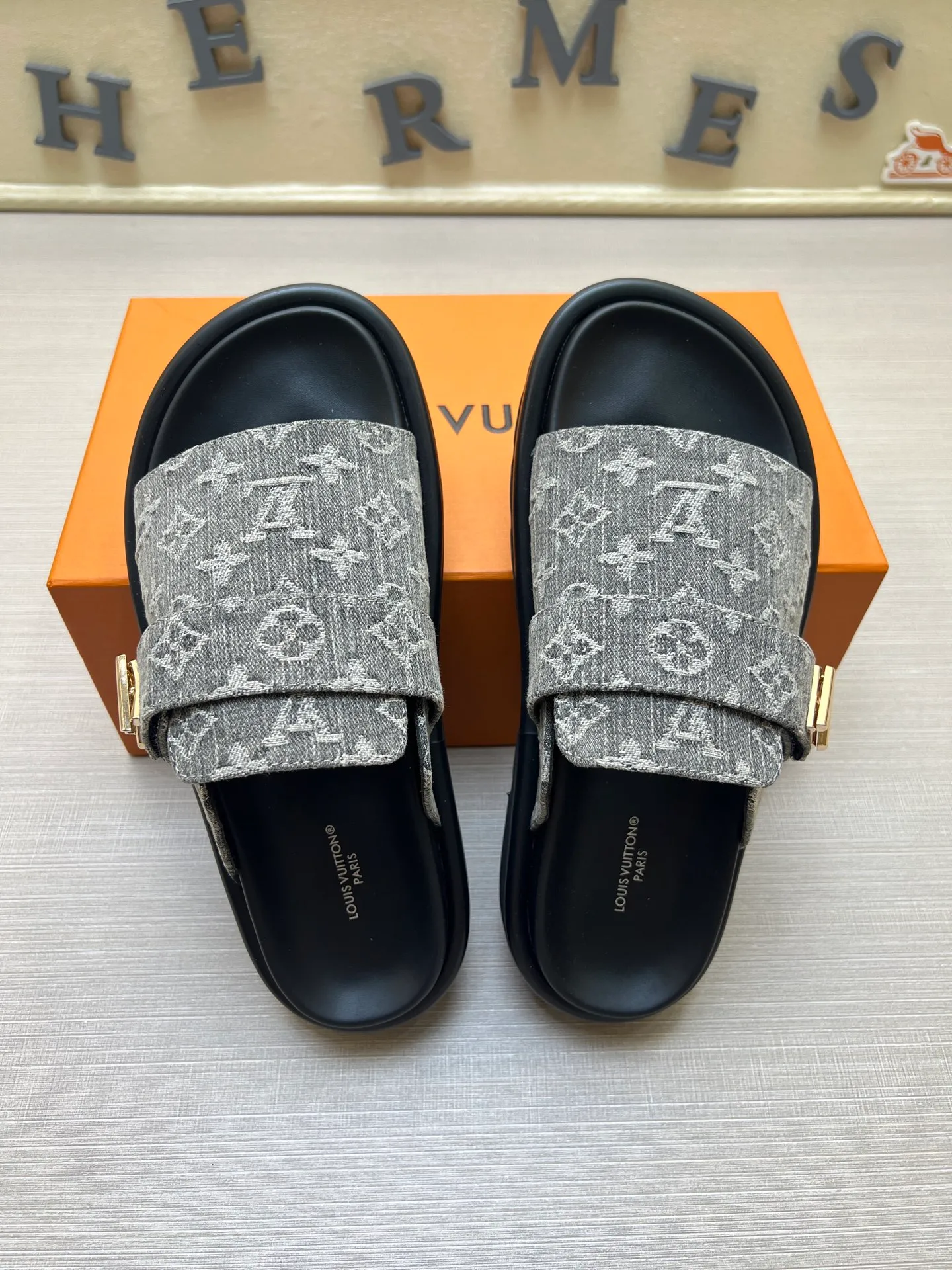 Factory price: 360💰【LOUIS VUITTON】Louis Vuitton, LV printing, men's and women's slippers are on the market, drawer box packaging with cloth bag, card, the upper pattern looks very soft and waxy, super versatile leg slimming artifact. Fabric: imported denim/canvas/old fabric, LV hardware LOGO, official website pattern printing, comfortable to wear, foot pads: high elastic men's shoes💰U water table. Sole: foam sole, heel height: about 5cm. Code number: 35-46, 35, 45, 46 are custom-made and non-returnable. Color: multiple colors and styles available.